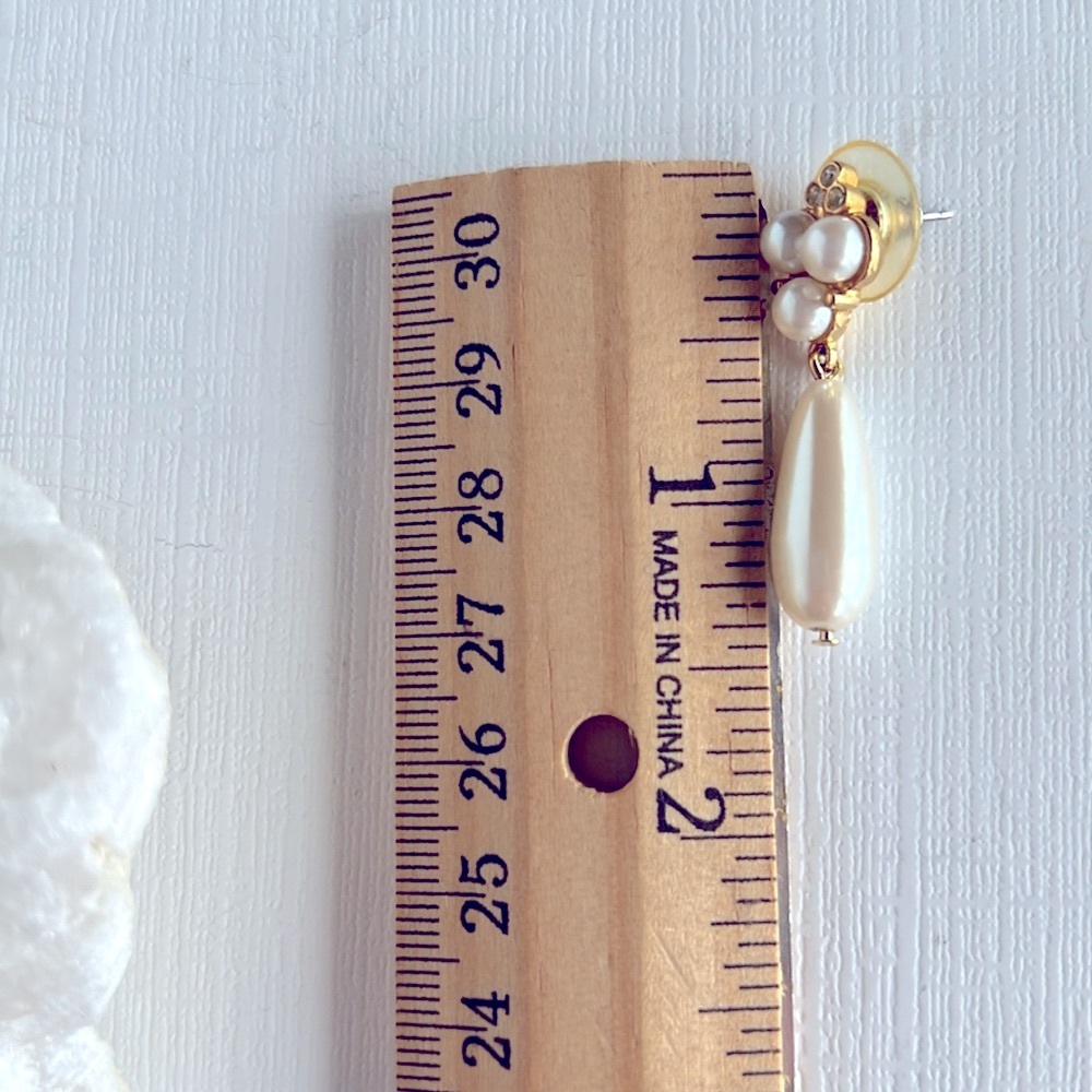Elegant Gold and Faux Pearl Drop Earrings
Perfect for a wedding - Picture 3 of 3